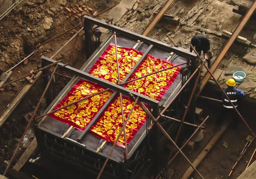 Arqueólogos desenterram uma tumba real no complexo do mausoléu do guerreiro de terracota do imperador Qin Shi Huang. O reinado de Qin Shi Huang trouxe a unificação da China e o fim do período dos Reinos Combatentes em 221 AC.